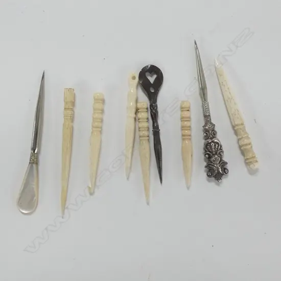 Assorted short stiletto needles.
